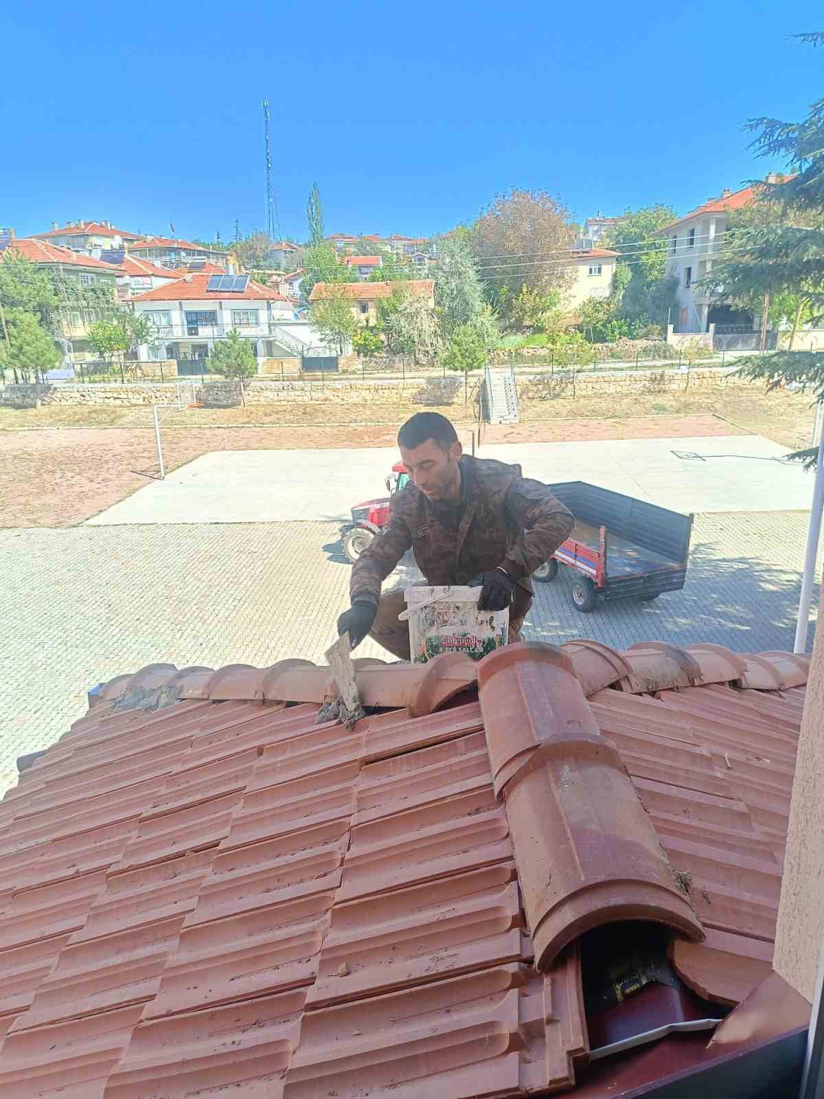 Afyonkarahisar Bolvadin'de mahalle muhtarı okulun çatısını ücretsiz onardı