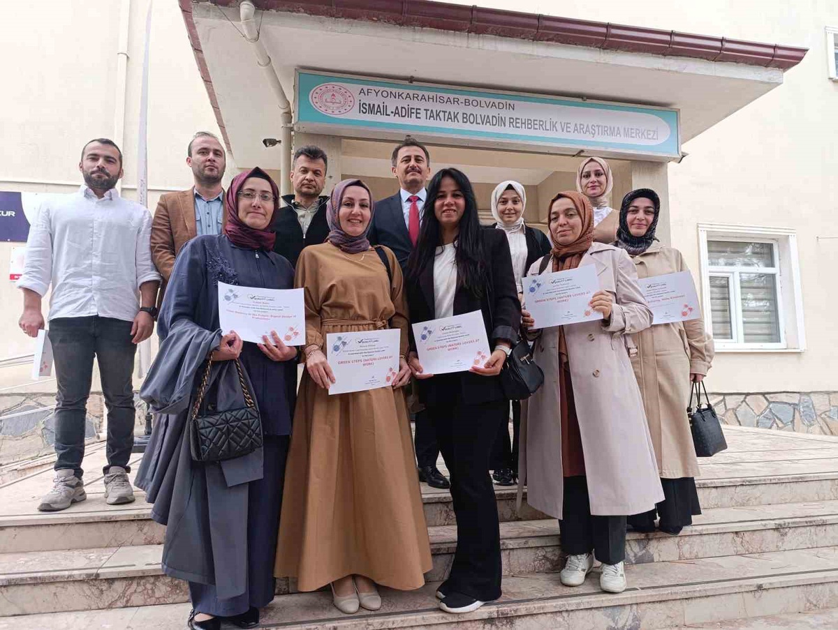 Afyonkarahisar Bolvadin'de Ulusal Kalite Etiketi alan öğretmenlere belgeleri verildi