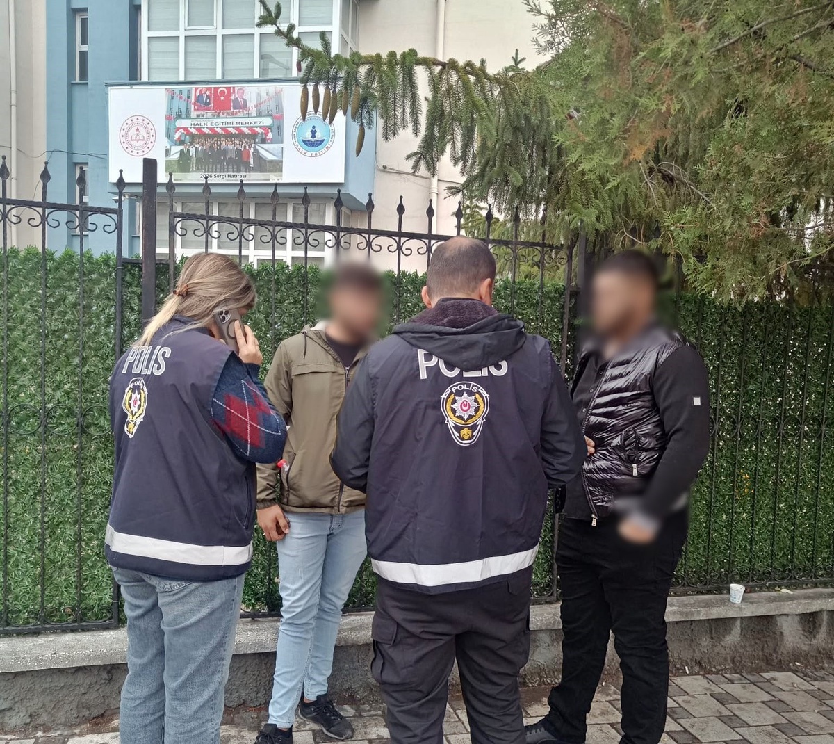 Afyonkarahisar'da okul çevresi denetimlerinde 326 şahıs ve 118 araç sorgulandı