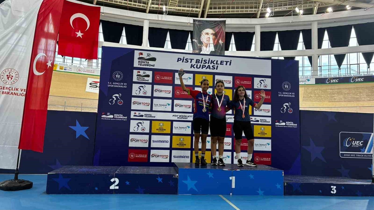 Akhisarlı bisikletçiler Konya'daki pist kupasında altın, gümüş, bronz madalya kazandı
