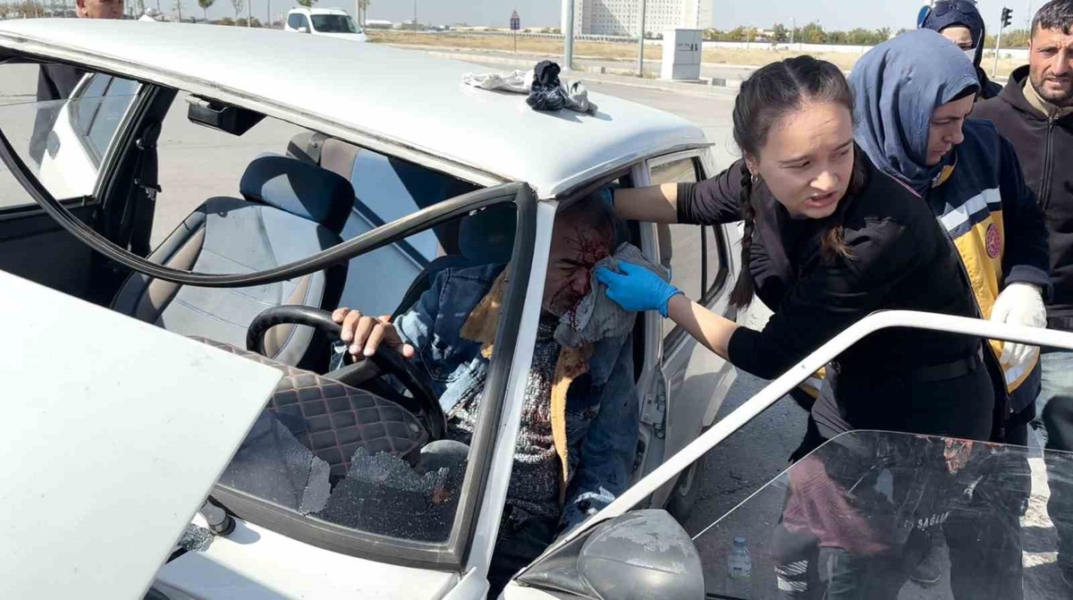 Aksaray'da Üniversite Kavşağı'nda çarpışan iki otomobilde 2 sürücü yaralandı