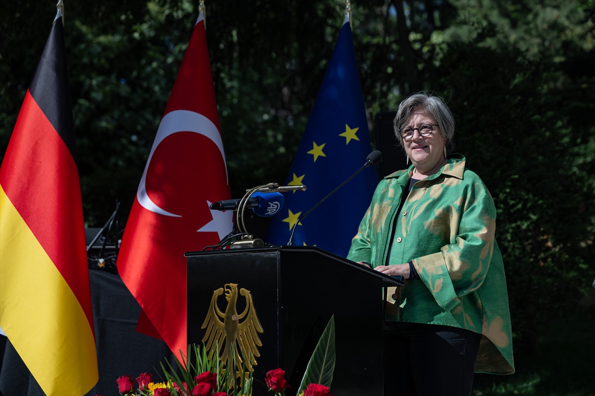 Almanya'nın İstanbul Başkonsolosu Alman Birliği Günü resepsiyonunda konuştu