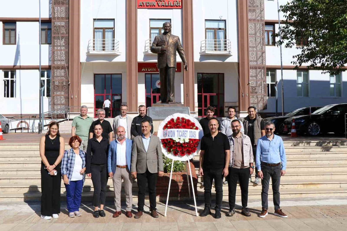 Aydın'da AYTO 12. Meslek Komitesi Sigorta Haftası için Valilik önünde çelenk sundu
