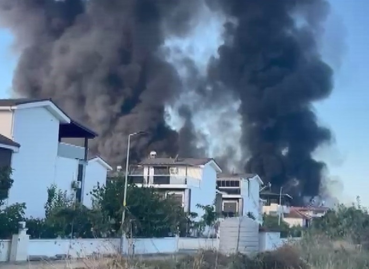 Aydın Kuşadası Davutlar'daki pazarda tüpler patladı, söndürme çalışmaları sürüyor