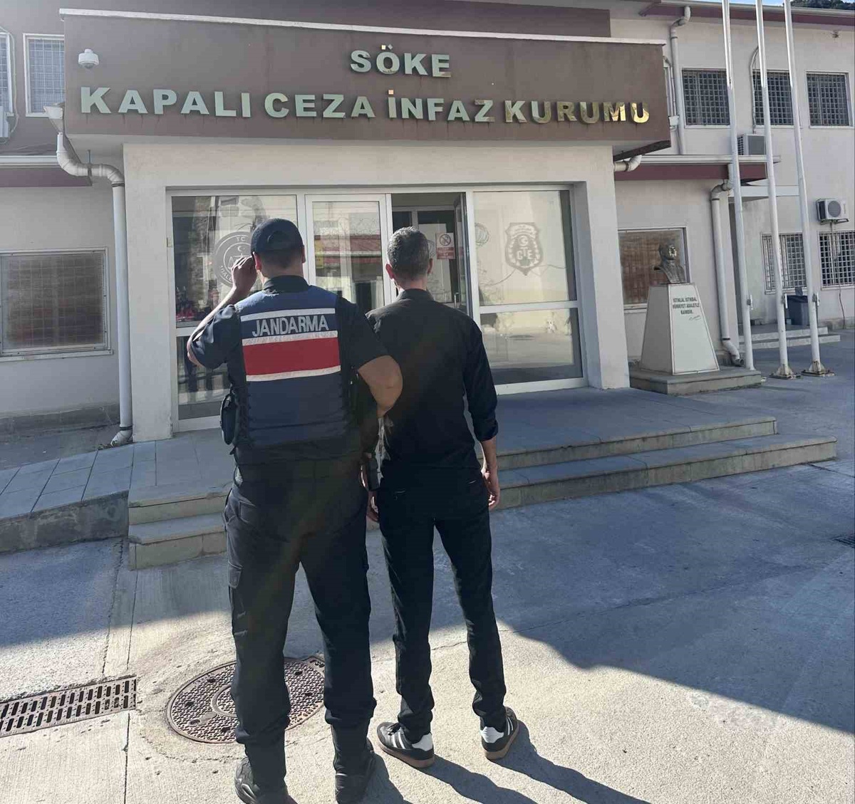 Aydın Söke'de 10 yıl hapis cezası olan hükümlü yakalanıp cezaevine teslim edildi