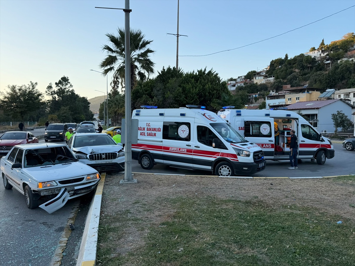 Aydın Söke'de iki otomobil çarpıştı, yaralanan 2 kişi hastaneye kaldırıldı