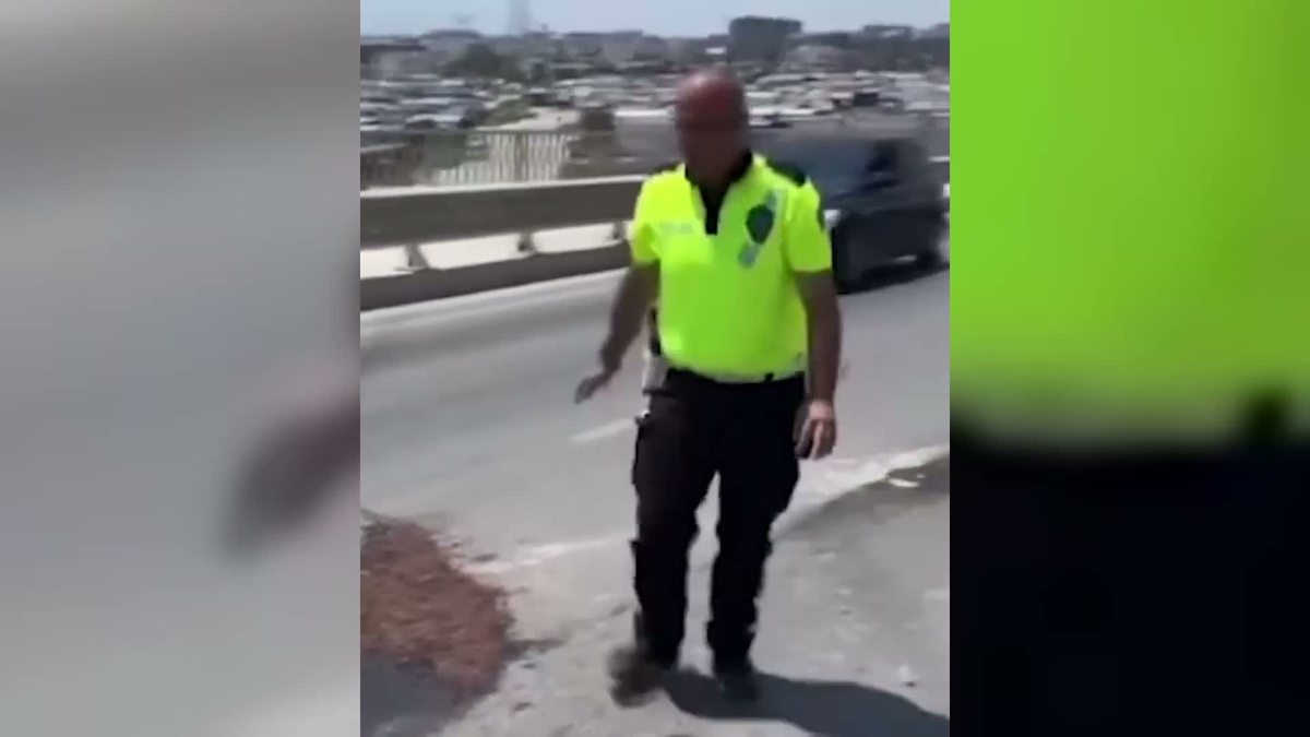 Bakan Çiftçi, Hatay'da motor yağının üzerine toprak taşıyan polise teşekkür etti