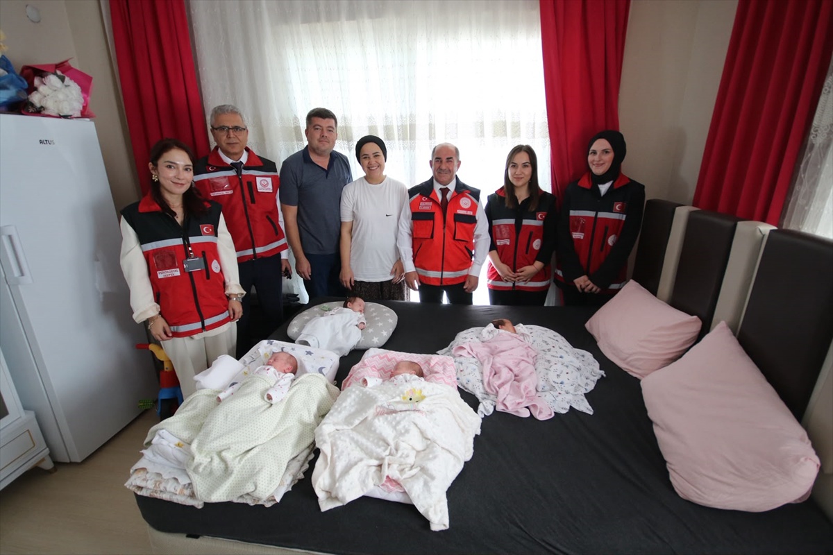 Bakan Göktaş, Antalya'da dördüz bebekleri olan çiftle görüntülü görüştü