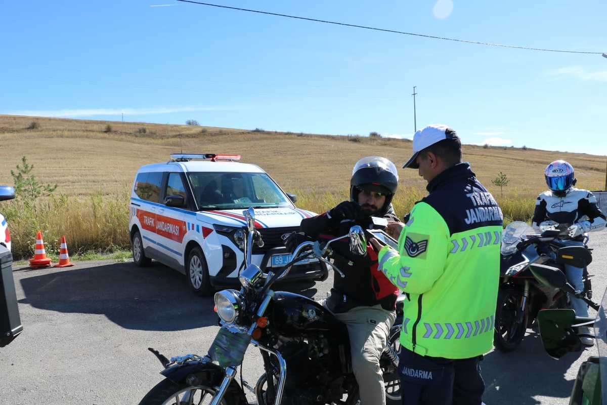 Bayburt'ta jandarma, motosiklet ve motorlu bisiklet sürücülerini denetledi