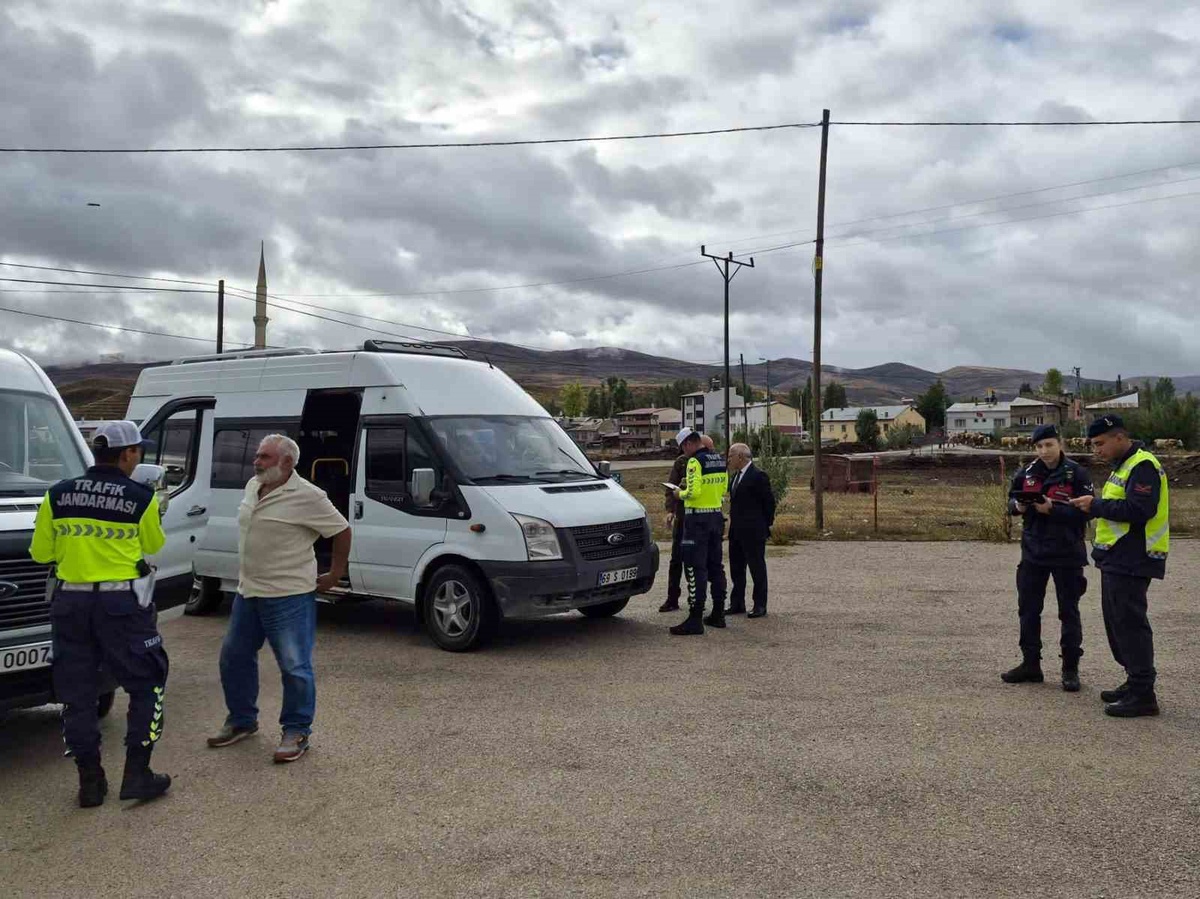 Bayburt'ta öğrenci servis araçları trafik jandarması tarafından denetlendi