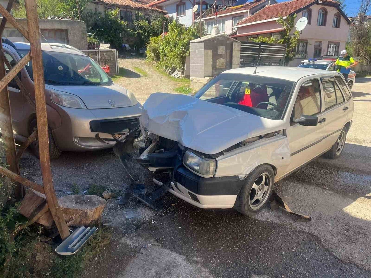 Bilecik Kurtköy'de elektrik direğine çarpan otomobilde 1 kişi yaralandı