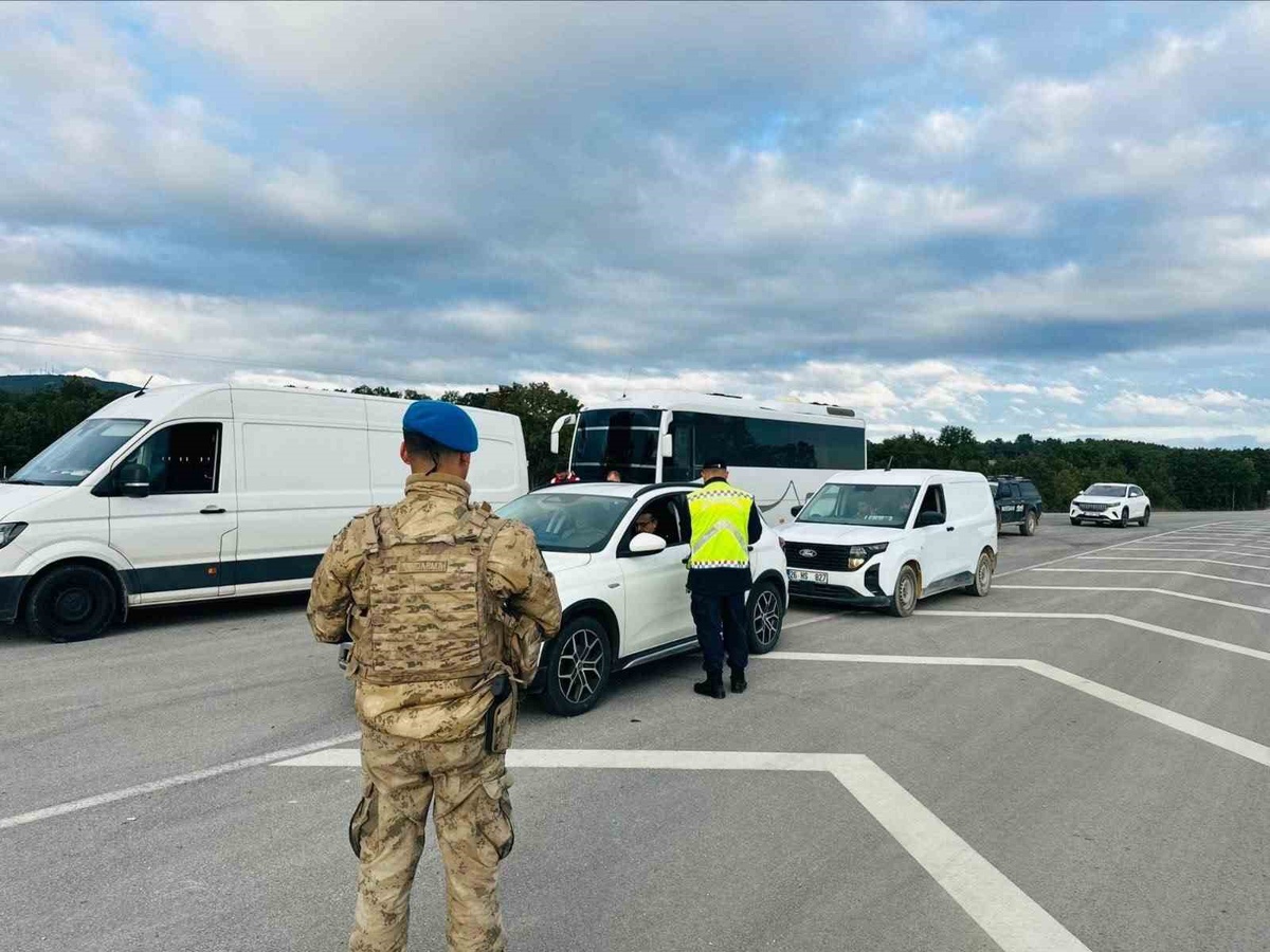 Bilecik'te güven ve huzur uygulamasına 42 personel katıldı, 2 aranan şahıs yakalandı