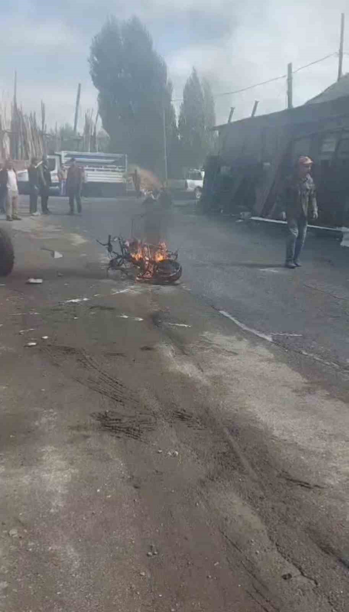 Bingöl’de kaynak yapılırken tutuşan motosiklet yangında kullanılamaz hale geldi.
