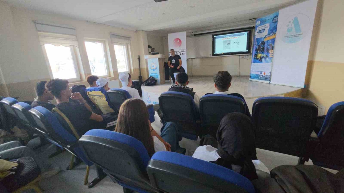 Bitlis Tatvan'da 18 gence MikroROV su altı robotu eğitimi başladı