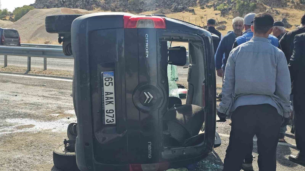 Bitlis'te Adilcevaz-Patnos kara yolunda kamyonet takla attı, 2 kişi yaralandı