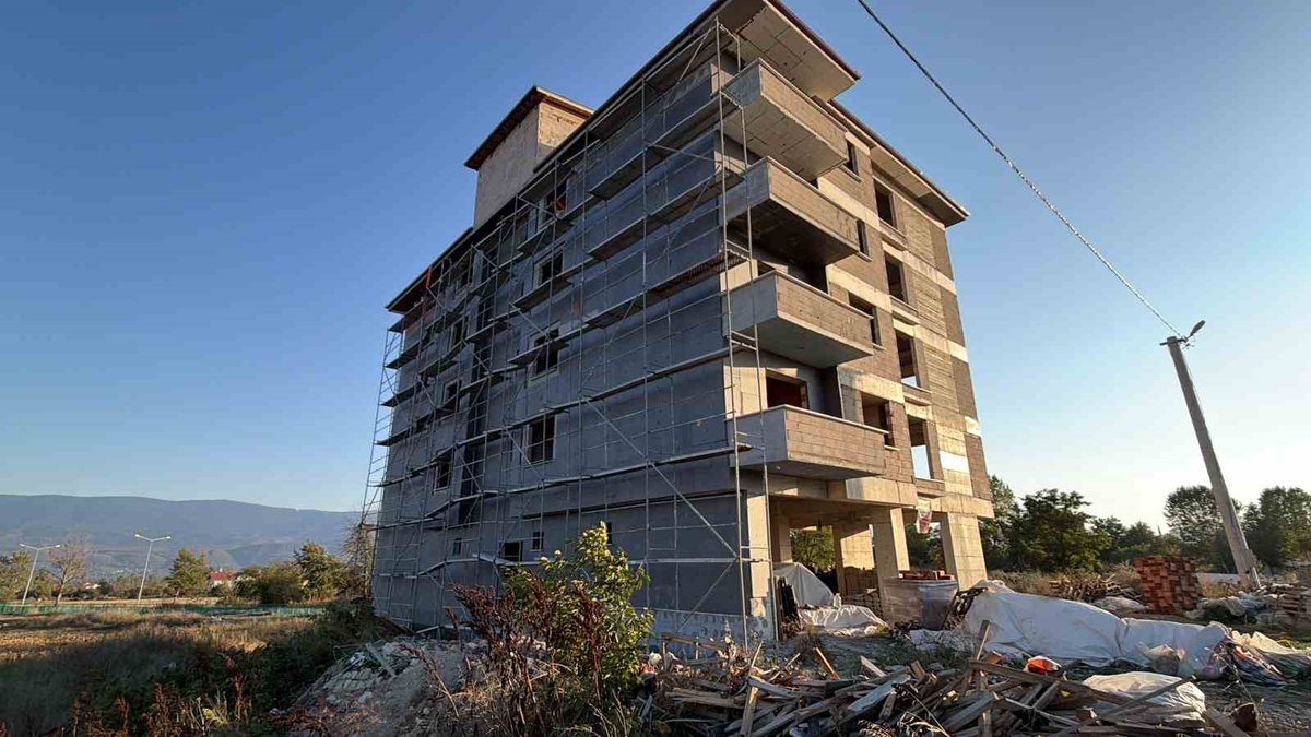 Bolu'da dış cephe mantolama yapan işçi 5. kattan düşüp ağır yaralandı