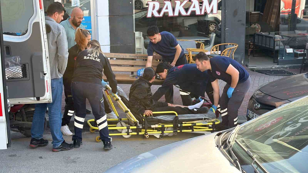 Bolu'da dönel kavşakta devrilen motosikletin sürücüsü yaralandı