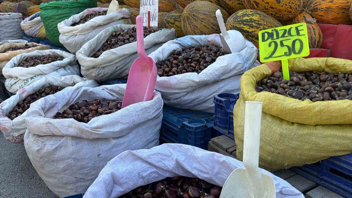 Bolu'da kestane tezgahları açıldı, Düzce'den günlük gelen ürünler ilgi görüyor