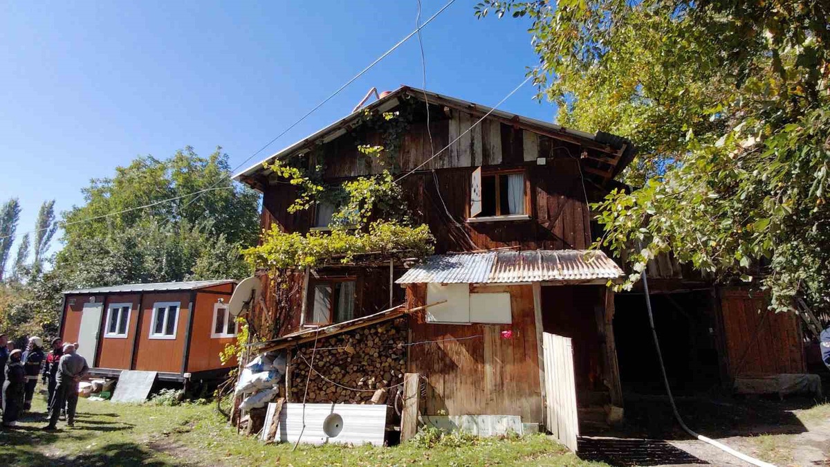 Bolu Mudurnu'da ahşap evdeki baca yangınını köylüler yangın vanalarıyla söndürdü