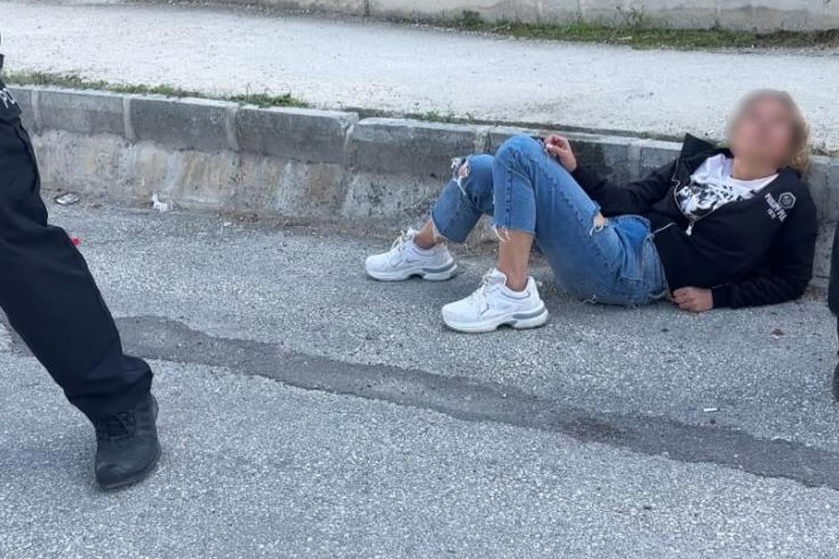 Caddeyi birbirine kattı, yetmedi polise saldırdı