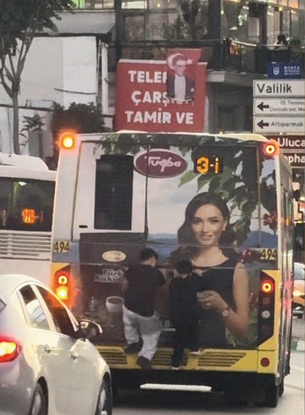 Bursa Osmangazi'de iki çocuk otobüsün arkasına tutunarak tehlikeli yolculuk yaptı