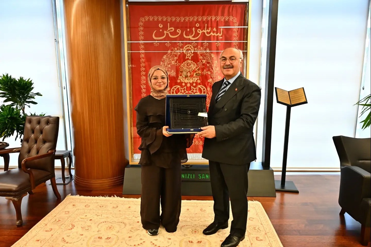 Denizli'yi temsil eden Akşit, Ahilik Sancağını Vali Köşger'e teslim etti