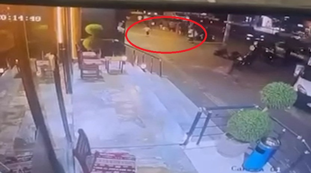 Diyarbakır'da cephe sıvası kopup kaldırıma düştü; kadın ve çocuk son anda kurtuldu