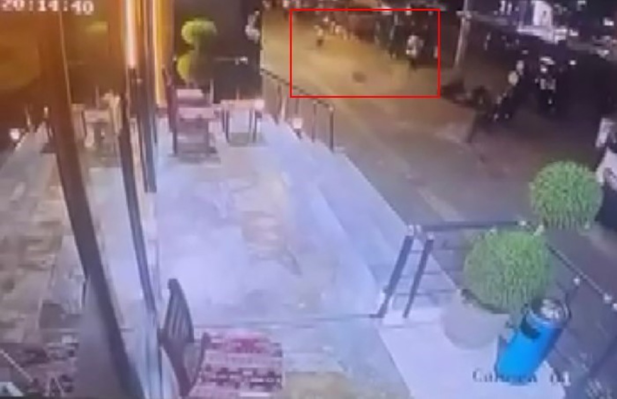 Diyarbakır Yenişehir'de balkondan taşlar yola savruldu, kadın saniyelerle kurtuldu