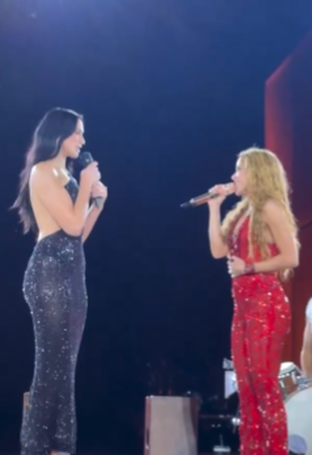 Dua Lipa ile Shakira aynı sahnede! Boy farkları dikkatlerden kaçmadı