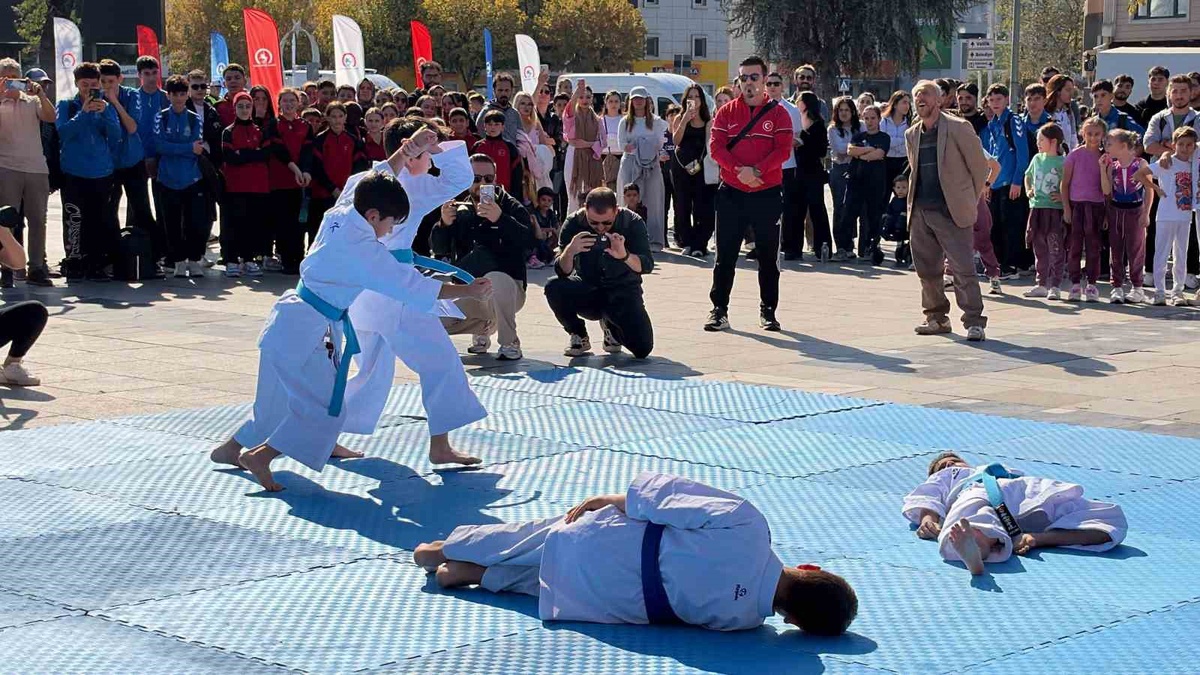 Düzce'de Amatör Spor Haftası jimnastik, karate ve güreş gösterileriyle başladı