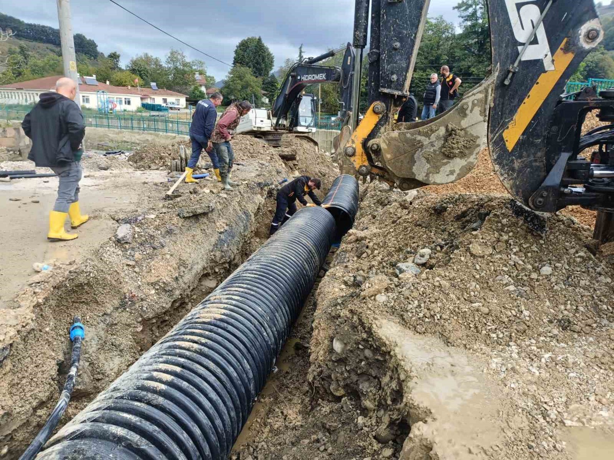 Düzce İl Özel İdaresi, Akçakoca'ya bağlı Esmahanım'da 3 adet 800'lük boru yerleştirdi