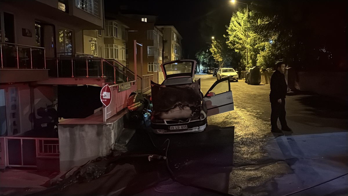 Edirne'de park halindeki otomobilin motorunda çıkan yangın itfaiyece söndürüldü