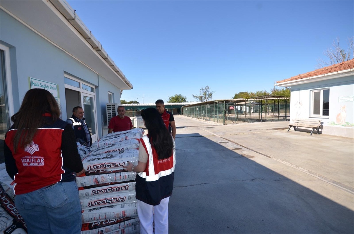 Edirne Vakıflar Bölge Müdürlüğü 4 Ekim'de sokak hayvanlarına mama verdi