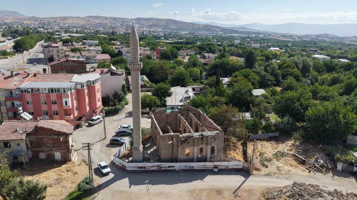 Elazığ'da depremde hasar gören 300 yıllık Aksaray Camii 6 yıldır restorasyon bekliyor
