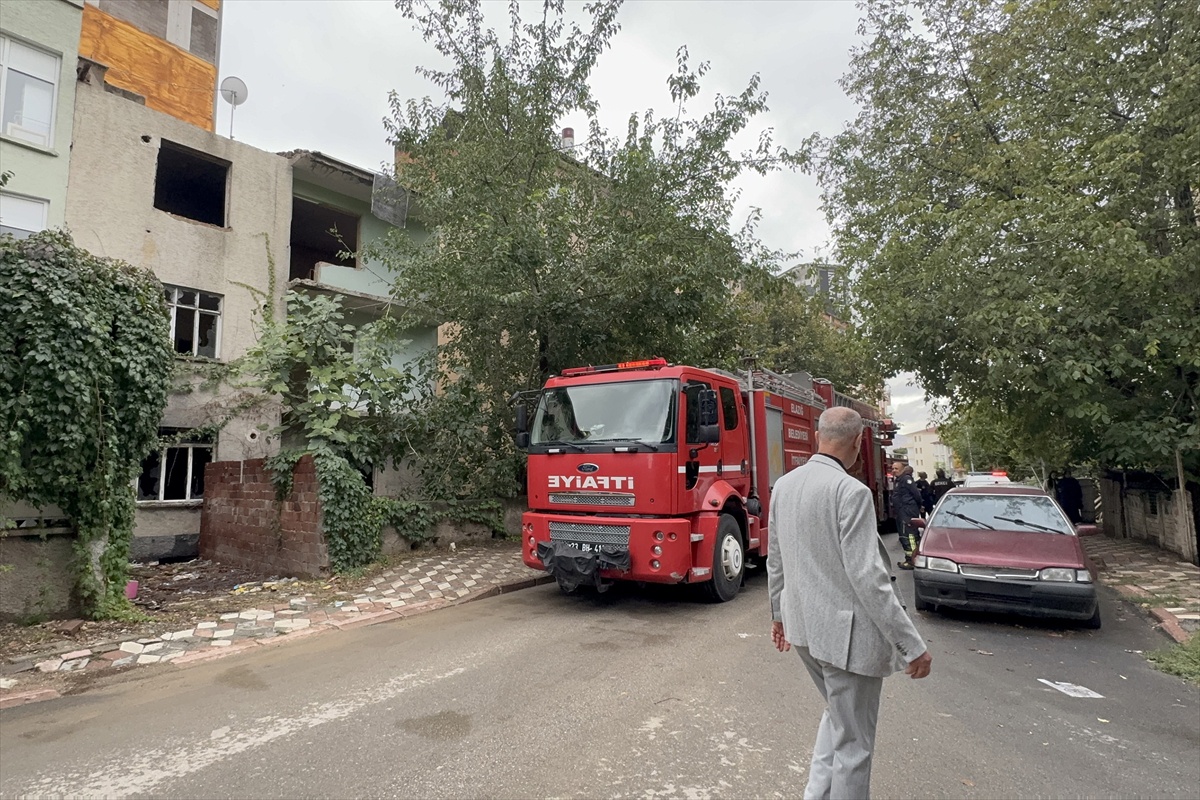 Elazığ'da metruk binanın 3. katında çıkan yangın itfaiye ekiplerince söndürüldü