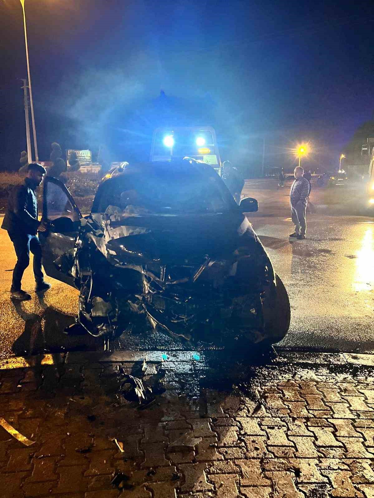 Ereğli’de SUV tipi araç duvara çarptı: 4 yaralı