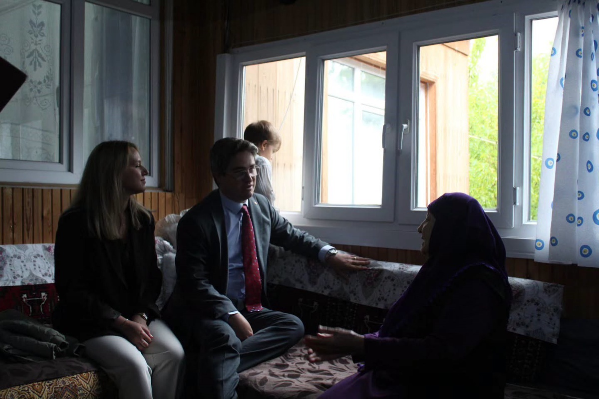 Erzincan Kemaliye'de Kaymakam, Yaşlılar Haftası'nda yaşlıları evinde ziyaret etti