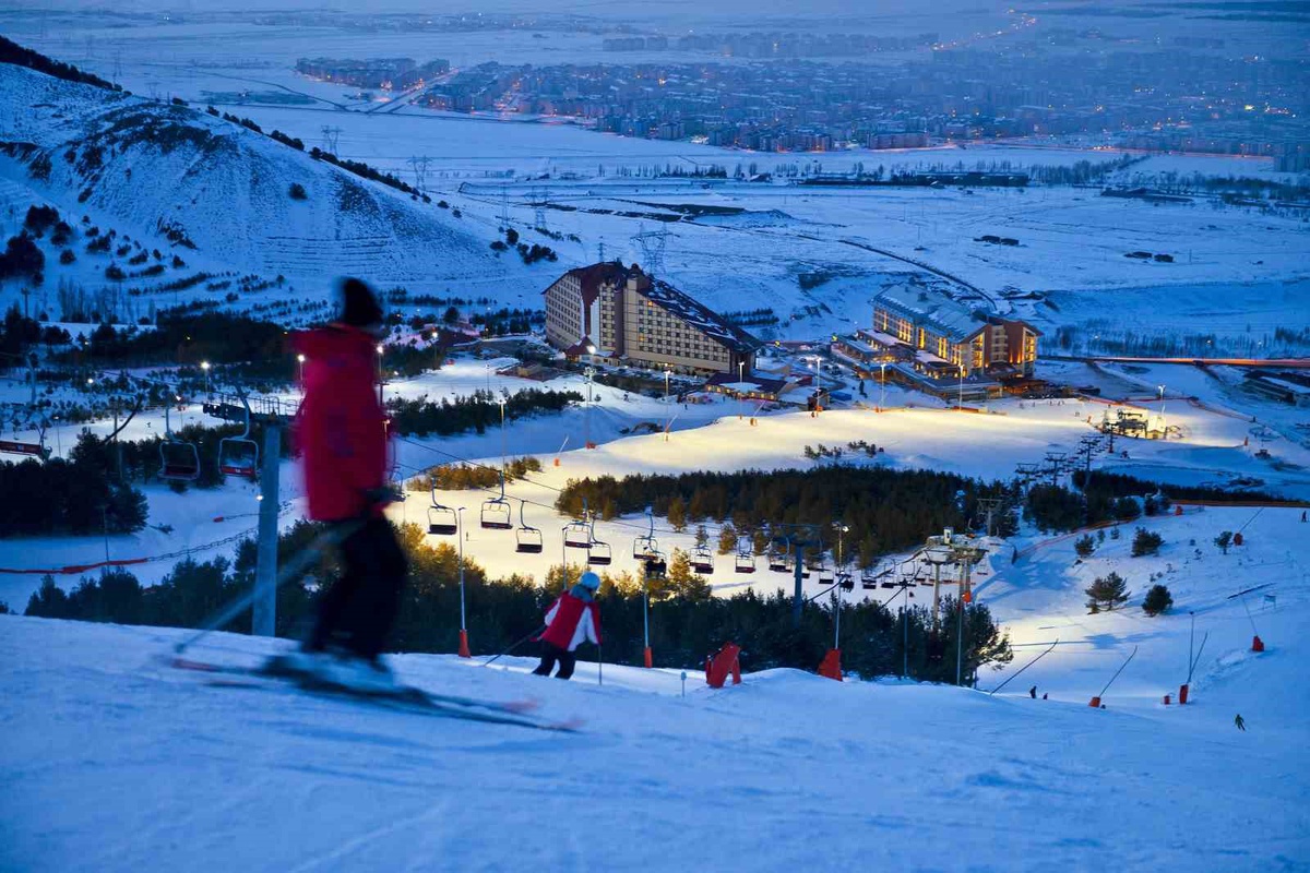 Erzurum'da 2026'nın ilk 8 ayında turist sayısı yüzde 36,9 artarak 428 bin 563'e ulaştı