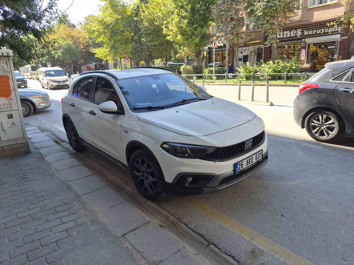 Eskişehir'de karşıdan karşıya geçen yaşlı adama otomobil çarptı, hastaneye kaldırıldı
