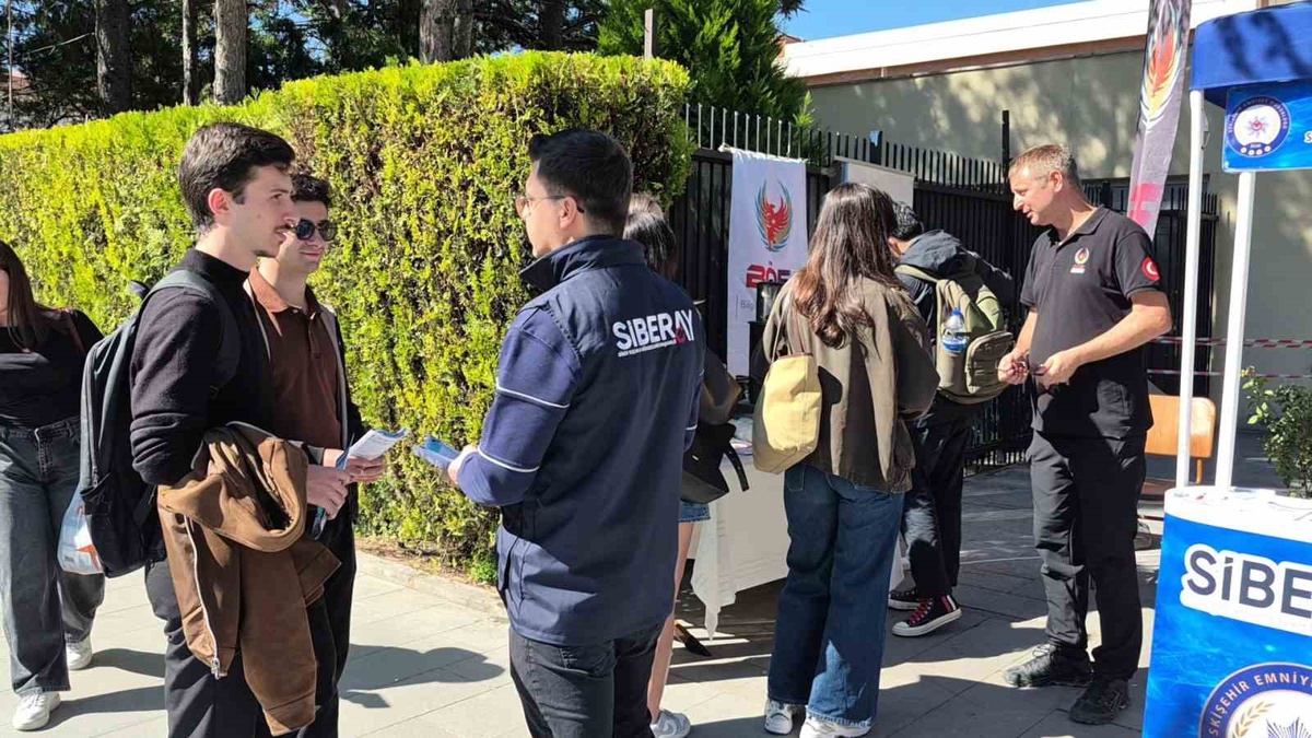 Eskişehir’de siber polis, Anadolu Üniversitesi kampüsünde öğrencileri uyardı