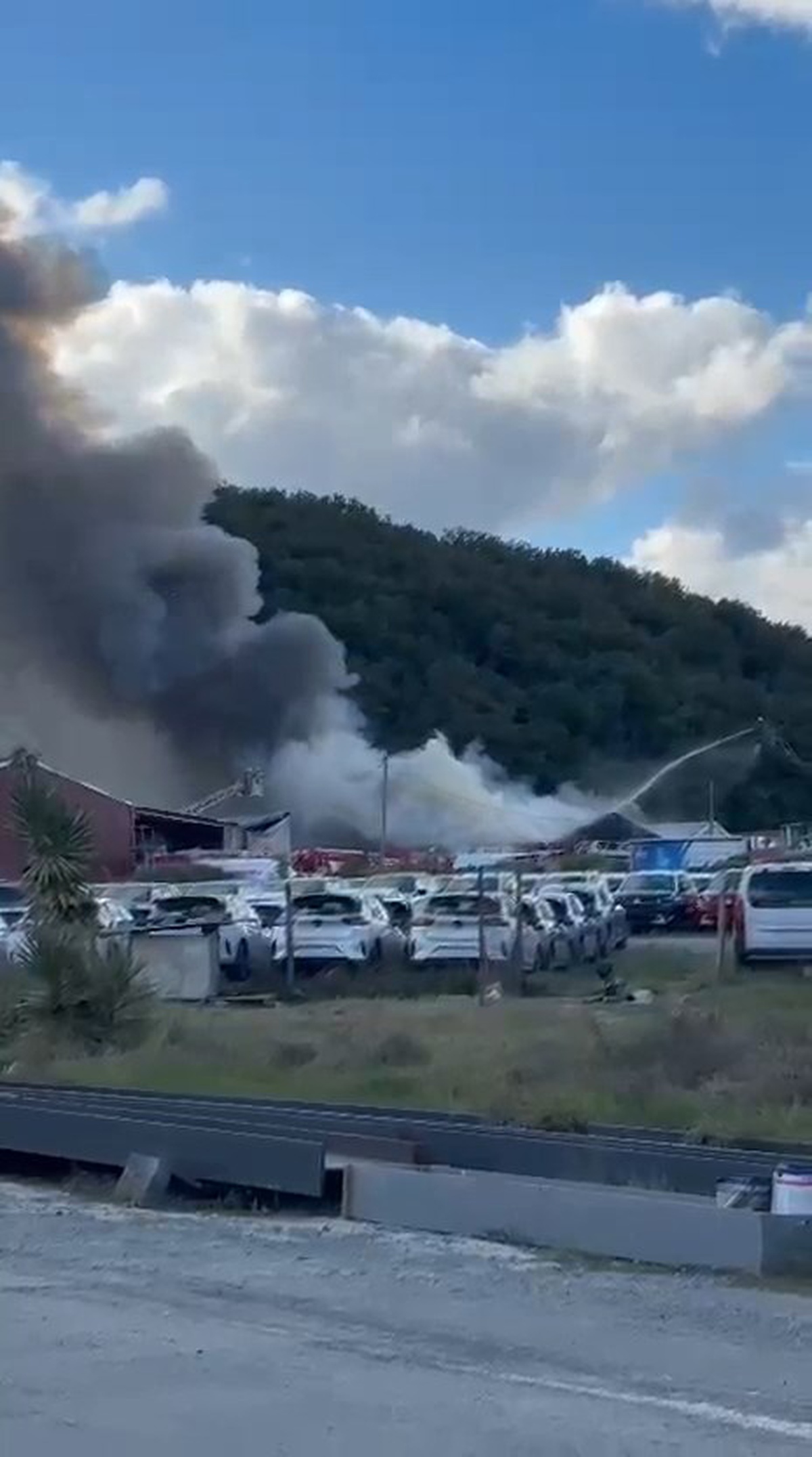 Eyüpsultan'da yediemin otoparkında yangın
