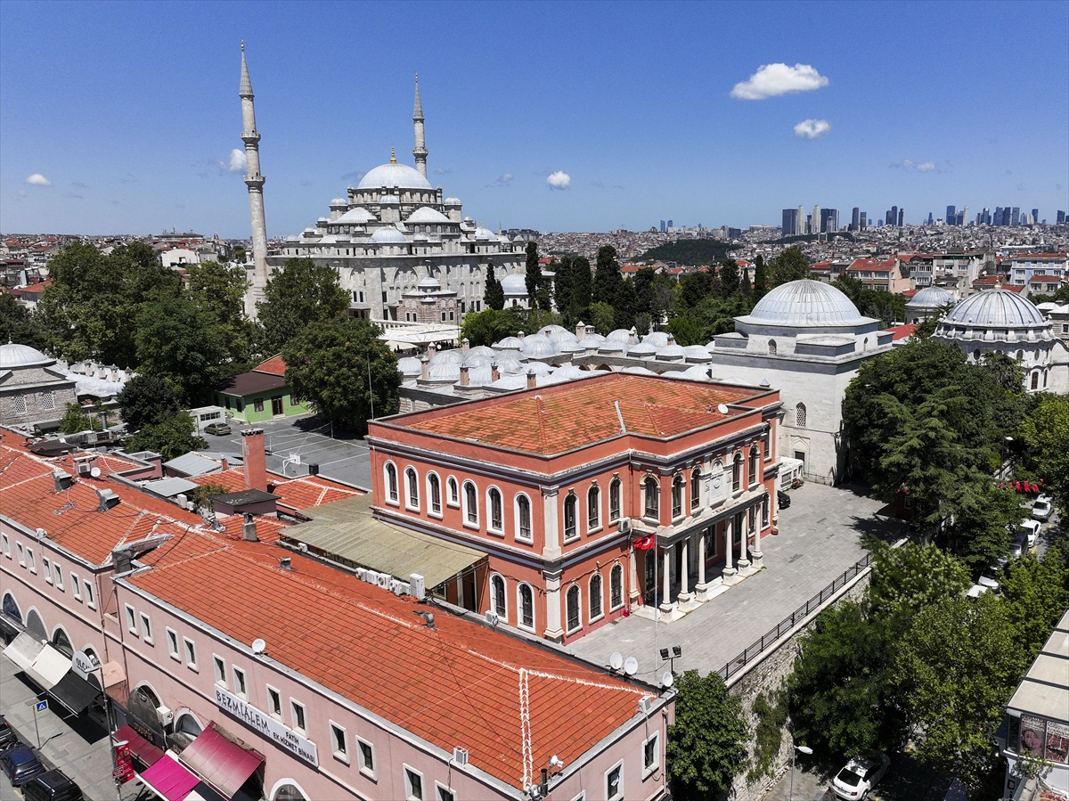 Fatih İmam Hatip Ortaokulu'nun binası Taş Mektep, 157 yıldır öğrenci ağırlıyor