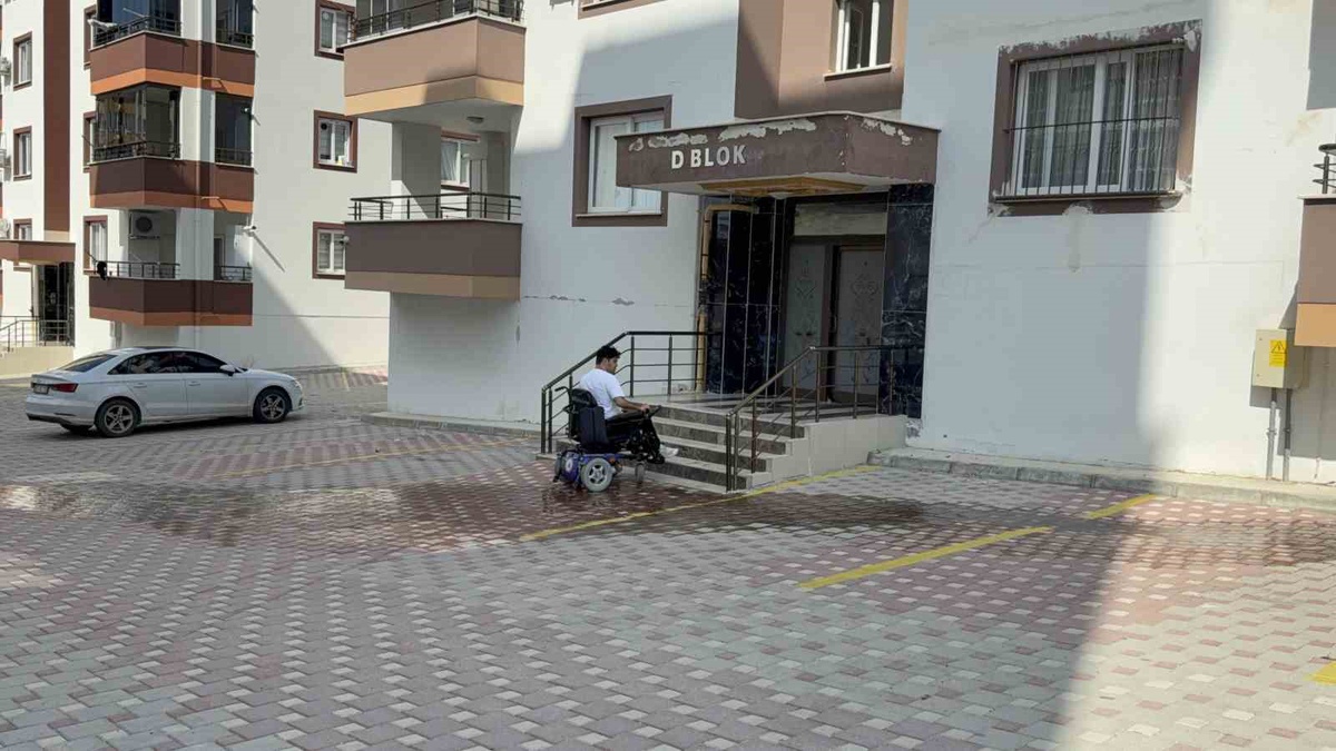 Furkan Ulusoy, Kadirli'de depremde rampasız apartmanda asansöre mecbur kaldı