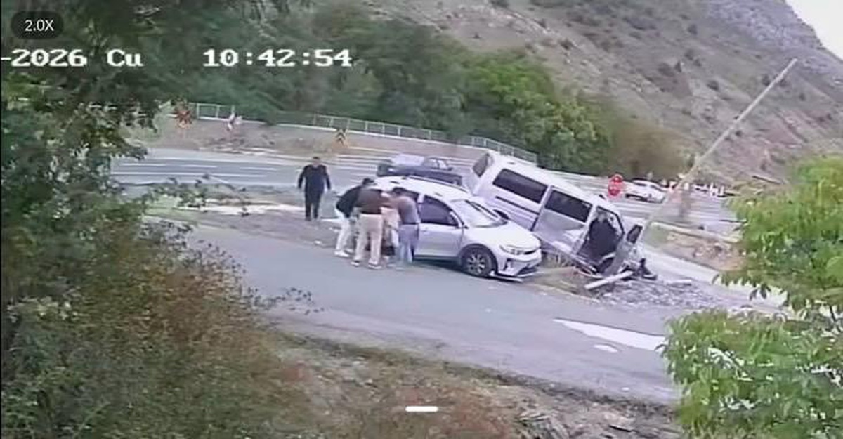 Gümüşhane'de otomobil ile minibüs çarpıştı, 4 kişi yaralandı, kadın son anda kurtuldu