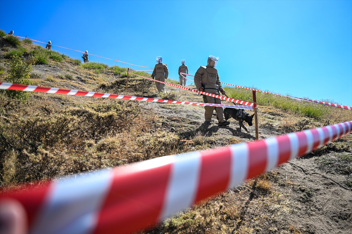 Hakkari Çukurca'da ÖMAT timleri 1995'te boşaltılan köyleri mayından arındırıyor