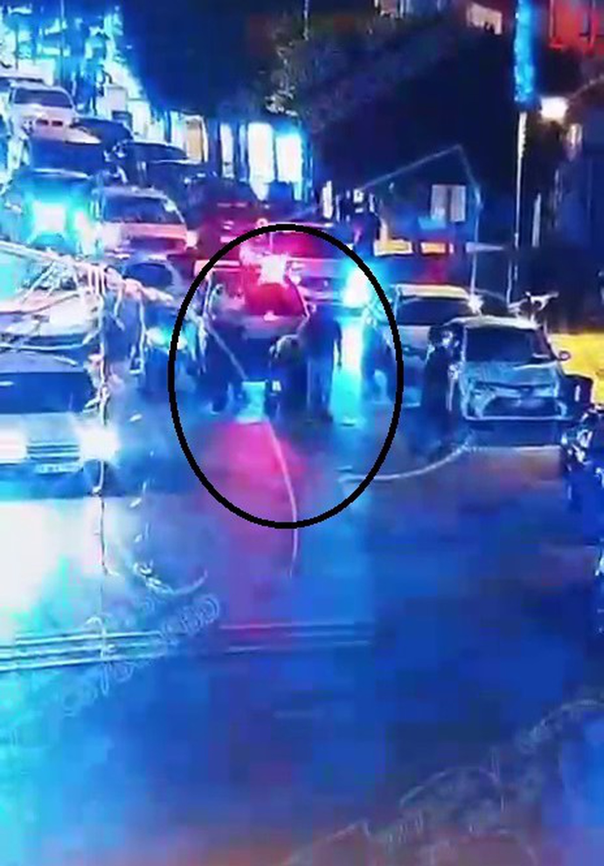 Hatay Dörtyol'da polis, boğazına yemek kaçan vatandaşa Heimlich manevrası uyguladı
