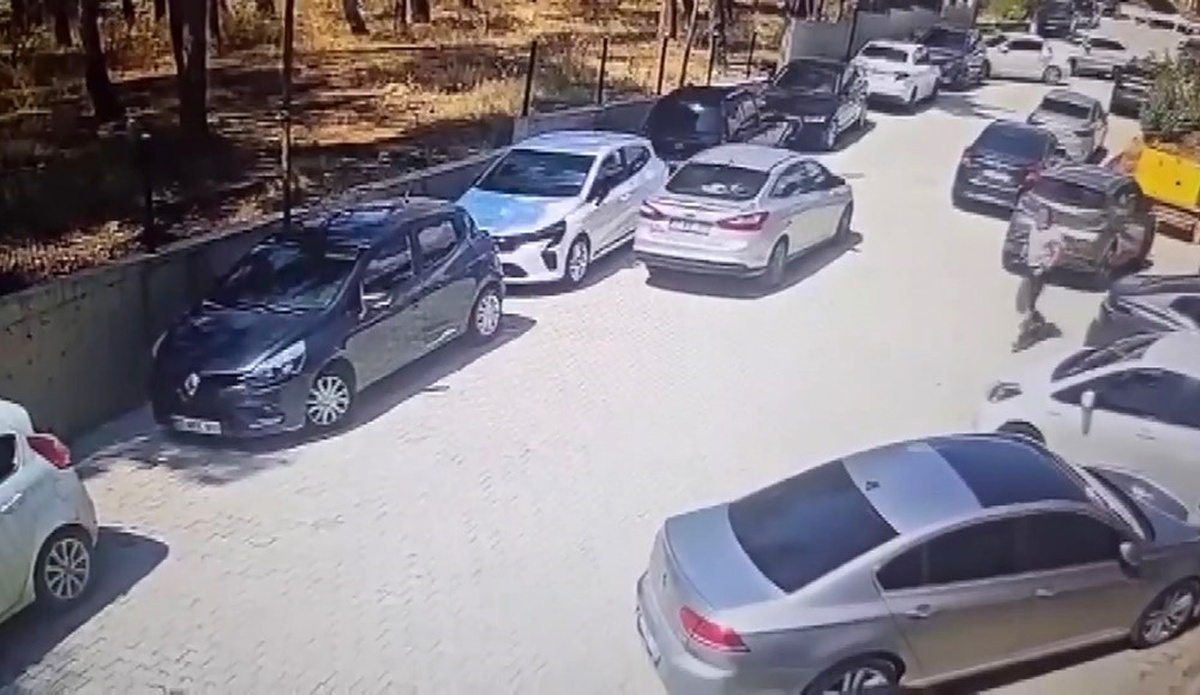 Hatay Kırıkhan'da el freni çekilmemiş otomobili güvenlik görevlileri koşarak durdurdu