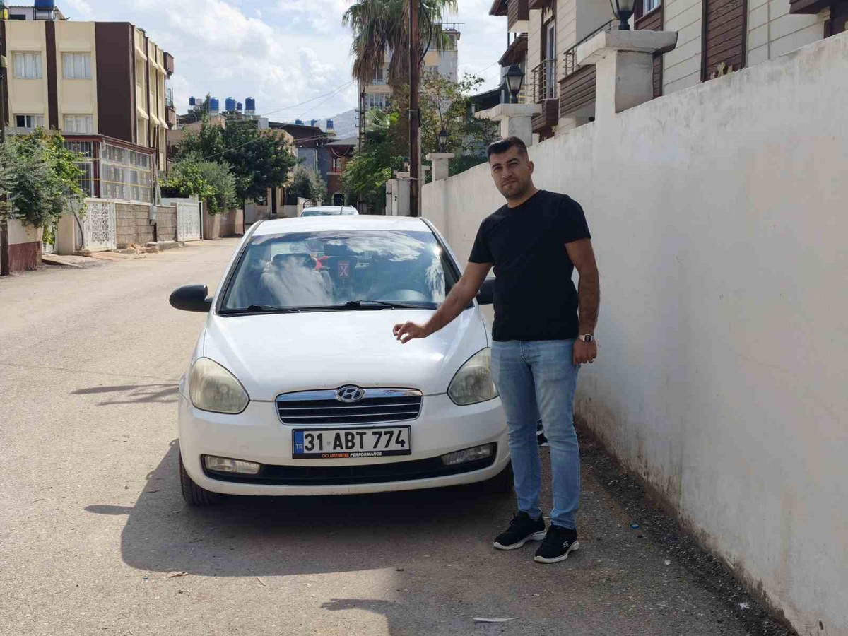 Hatay Reyhanlı'da düğünden gelen yorgun mermi otomobilin kaputuna isabet etti