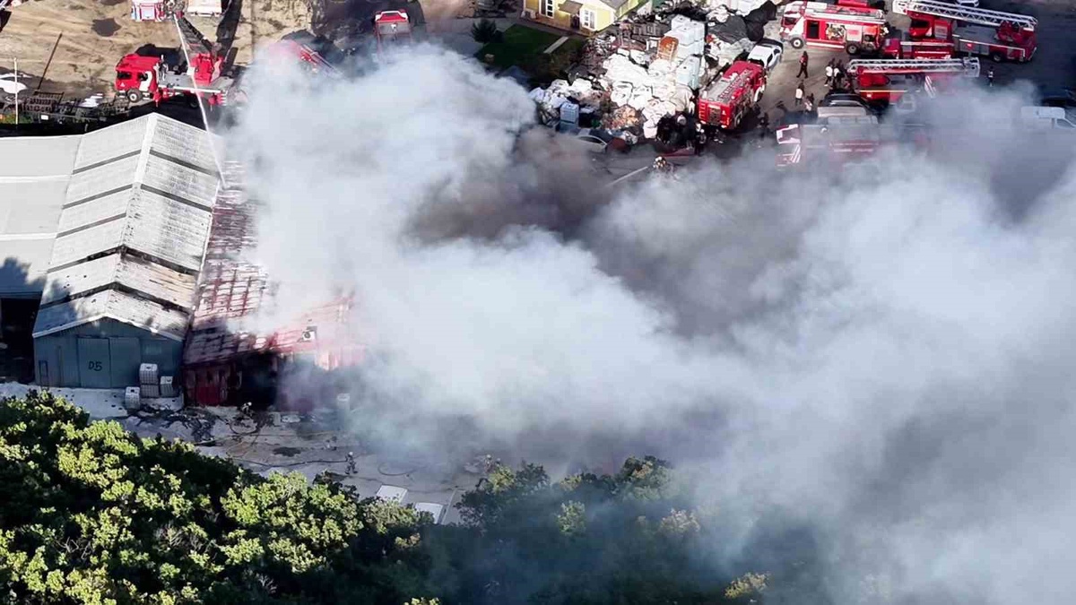 İstanbul Eyüpsultan'da yediemin deposundaki yangın 1,5 saatte kontrol altına alındı