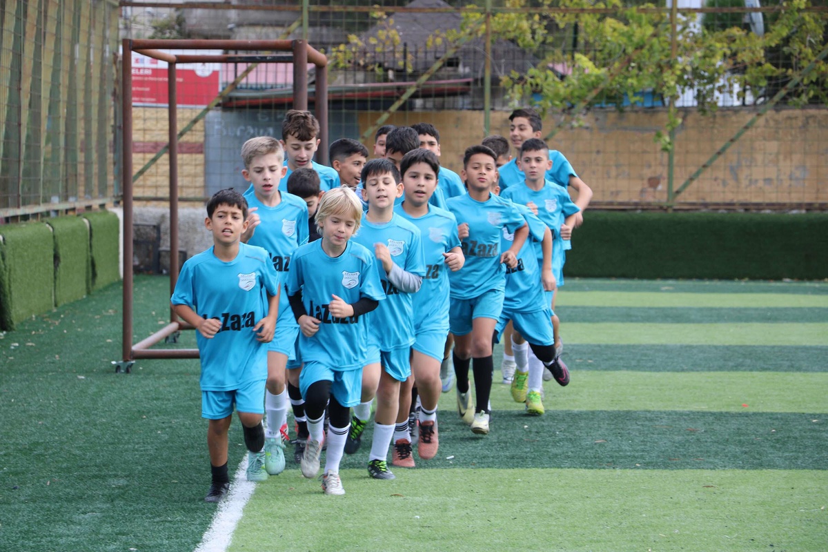 İzmir Gültepe'de hocalar dezavantajlı çocukları futbol eğitimiyle spora kazandırıyor